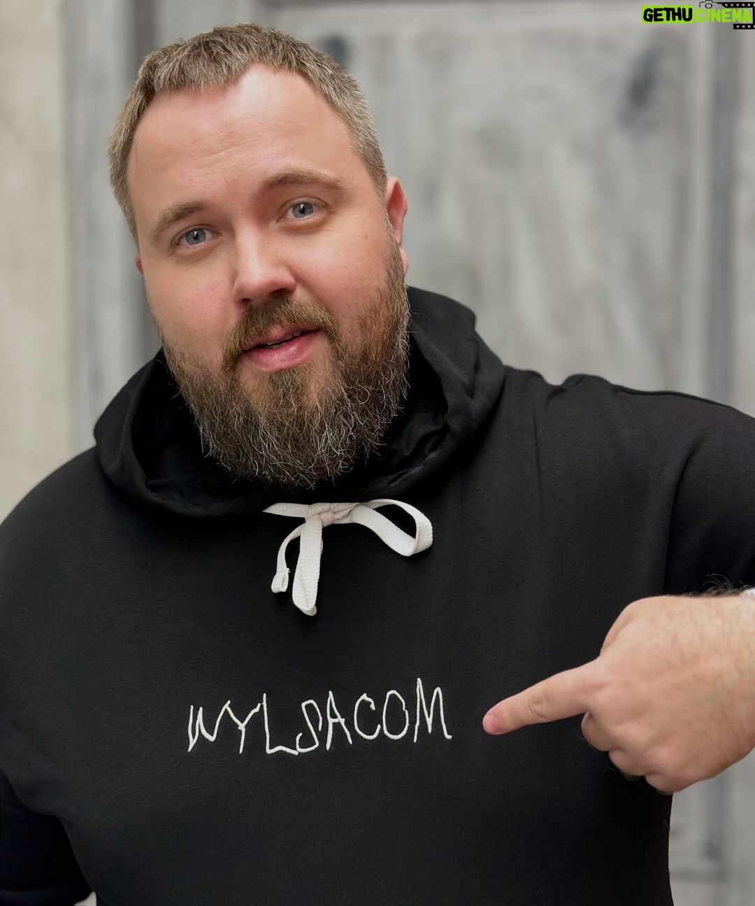 Valentin Petukhov Instagram - Первая среда октября – не просто среда!
Это Всемирный день помощи и поддержки детей с церебральным параличом. А буквы на моей толстовке - это уникальный Доброшрифт, который создали 33 ребенка с церебральным параличом, подопечные фонда "Подарок Ангелу". Проект призван привлечь внимание общества к теме интеграции людей с двигательными нарушениями в общество! За 5 лет благодаря проекту уже 8,5 тысяч детей с ДЦП получили помощь! Если вы хотите тоже помочь детям с ДЦП, то переходите на сайт dobroshrift.ru, на котором можно сделать пожертвование или приобрести мерч со своей уникальной надписью. Давайте творить добро вместе! #доброшрифт #подарокангелу