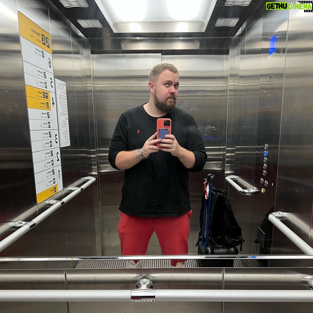 Valentin Petukhov Instagram - Вот в таких красных штанах полетел в Тольятти за красной Лада Гранта Классик 22, прости Господи. Без ABS и подушек, как положено.