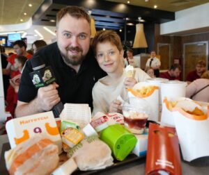Valentin Petukhov Instagram - Посетил «Вкусно и точка». Название кошмар, ситуация по которой все это появилось - кошмар. Картошка такая же, Кола без сахара. Заказал все меню, попробовал, с людьми пообщался. Видео скоро на канале.
