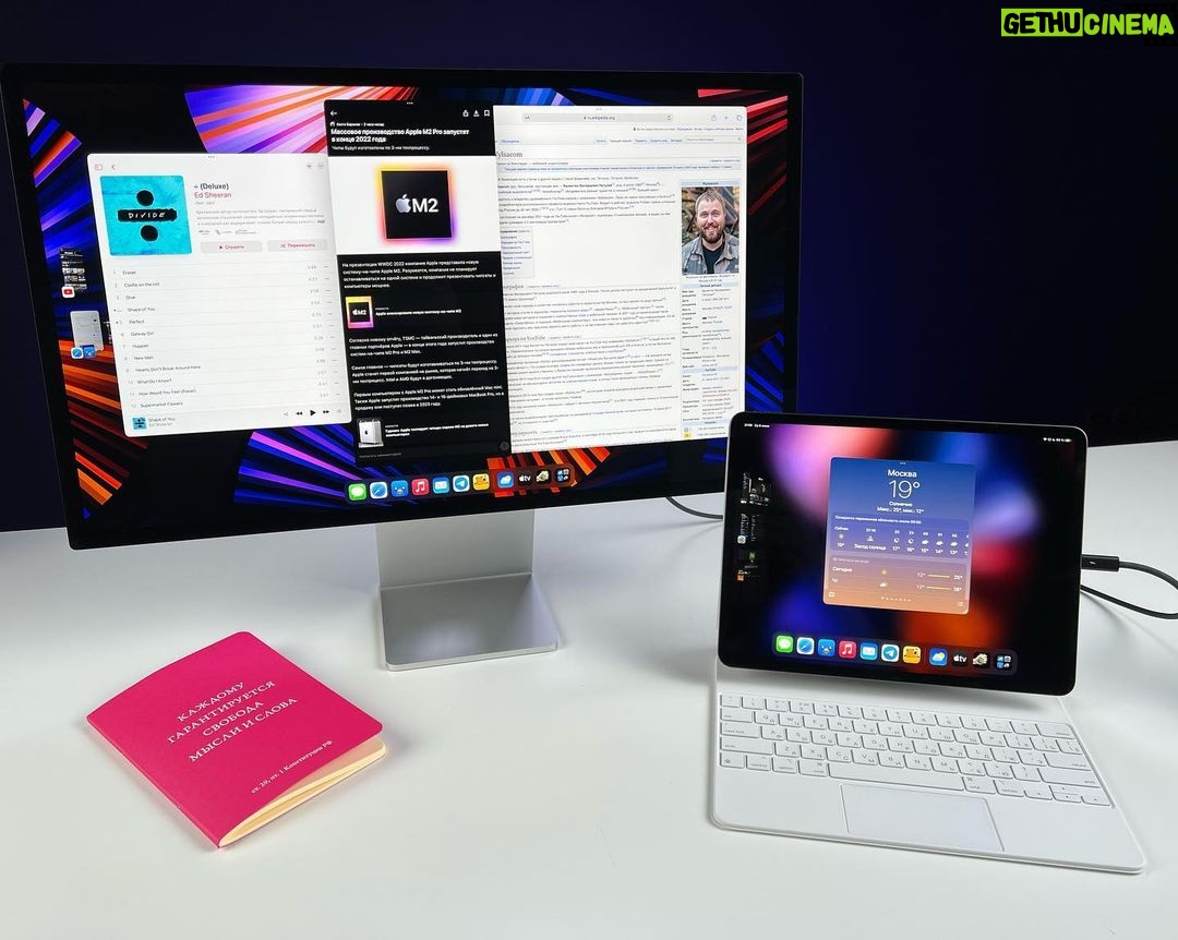 Valentin Petukhov Instagram - iPad Pro M1 12.9 + iPad Magic Keyboard + Studio Display + iPadOS 16 + Stage Center = вот такая красота. Зачем Apple костылями пытается iPad превратить в MacBook решительно непонятно. Об этом в сегодняшнем видео.