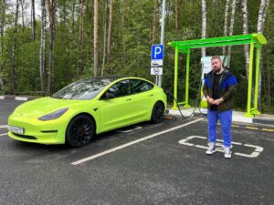 Valentin Petukhov Instagram - Импортозамещение. Нормальный автомобиль, мне даже нравится. 😂🤘