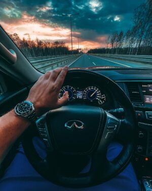 Valentin Petukhov Instagram - Так славно рассказал об акции @anytimeprime на майские праздники, что разобрали все большие машины. Мне достался QX80. Я аж расстроился, ибо с Infiniti взаимных чувств нет. Но когда дети сказали «хотим в Питер», финик не подвел. Разве что расход 25 литров немножко бодрил. 
Вообще, в Питер на машине очень хорошо и комфортно. Если не пробовали, советую. Понатыкали заправок с едой, дорога красивая.