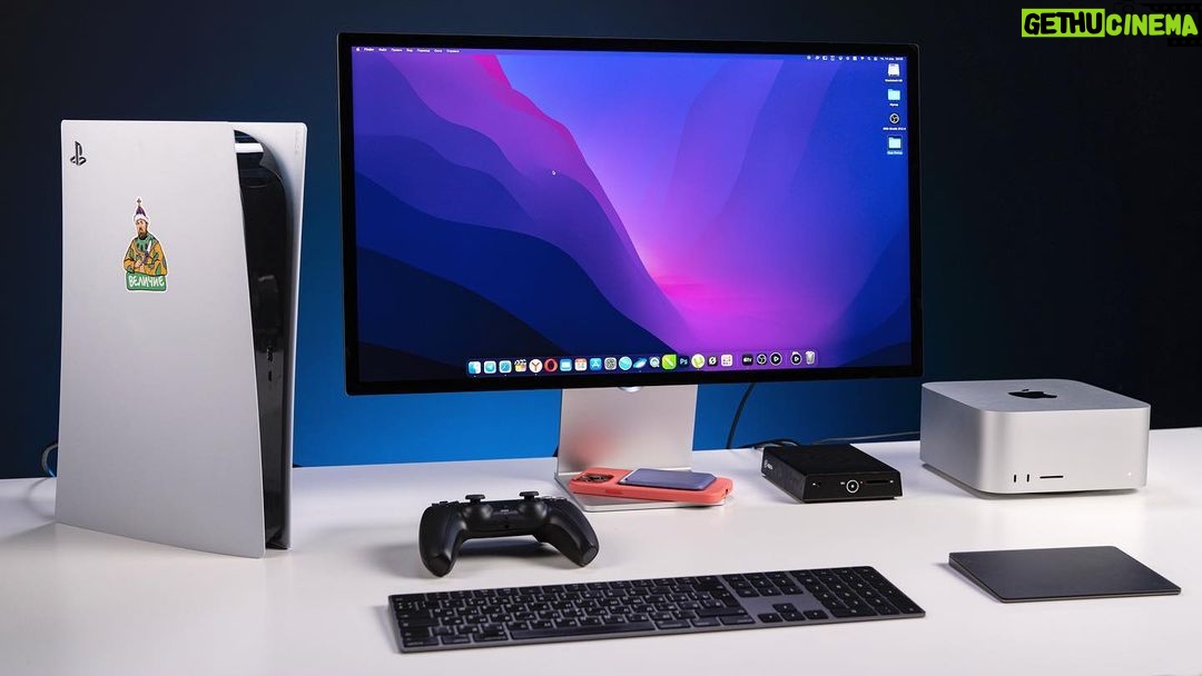 Valentin Petukhov Instagram - Во всех смыслах - приятное рабочее место. Studio Display сначала разочаровал, потом разочаровал еще раз, а потом я его распаковал, посмотрел и... скоро на канале.