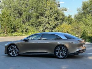 Valentin Petukhov Instagram - Покатался несколько дней на Lucid Air от @lucidmotors. Спасибо ребятам из @electromania.moscow за возможность. Классная тачка, 1111 сил я не знаю где там, моя М5 быстрее, но машина кайфовая. Особенно обидно, что чуваки за пару миллиардов все это сделали. В смысле, это не прям космические деньги. Возникает вопрос - почему у нас так не могут?