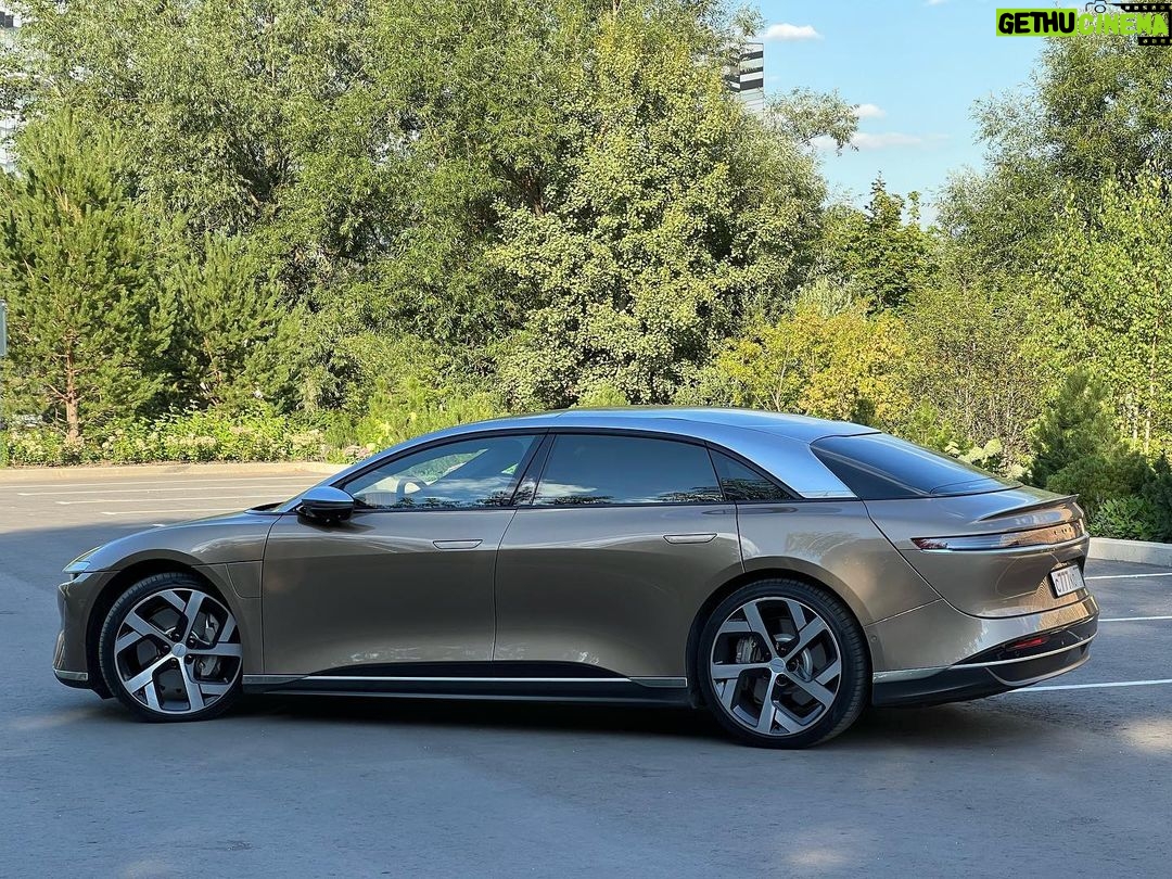Valentin Petukhov - 29.6K Likes - Покатался несколько дней на Lucid Air от @lucidmotors. Спасибо ребятам из @electromania.moscow за возможность. Классная тачка, 1111 сил я не знаю где там, моя М5 быстрее, но машина кайфовая. Особенно обидно, что чуваки за пару миллиардов все это сделали. В смысле, это не прям космические деньги. Возникает вопрос - почему у нас так не могут?