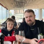 Valentin Petukhov Instagram - Так славно рассказал об акции @anytimeprime на майские праздники, что разобрали все большие машины. Мне достался QX80. Я аж расстроился, ибо с Infiniti взаимных чувств нет. Но когда дети сказали «хотим в Питер», финик не подвел. Разве что расход 25 литров немножко бодрил. Вообще, в Питер на машине очень хорошо и комфортно. Если не пробовали, советую. Понатыкали заправок с едой, дорога красивая.