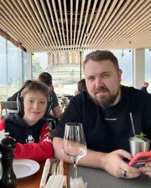 Valentin Petukhov Instagram - Так славно рассказал об акции @anytimeprime на майские праздники, что разобрали все большие машины. Мне достался QX80. Я аж расстроился, ибо с Infiniti взаимных чувств нет. Но когда дети сказали «хотим в Питер», финик не подвел. Разве что расход 25 литров немножко бодрил. 
Вообще, в Питер на машине очень хорошо и комфортно. Если не пробовали, советую. Понатыкали заправок с едой, дорога красивая.
