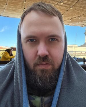 Valentin Petukhov Instagram - Так славно рассказал об акции @anytimeprime на майские праздники, что разобрали все большие машины. Мне достался QX80. Я аж расстроился, ибо с Infiniti взаимных чувств нет. Но когда дети сказали «хотим в Питер», финик не подвел. Разве что расход 25 литров немножко бодрил. 
Вообще, в Питер на машине очень хорошо и комфортно. Если не пробовали, советую. Понатыкали заправок с едой, дорога красивая.