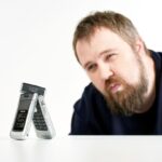 Valentin Petukhov Instagram - Nokia N90. Первый телефон в линейке NSeries. Первый телефон со стеклянной оптикой. Первая коллаба с Carl Zeiss. Неприличные для 2005 года 2МП и автофокус. Первый настоящий камерофон. Ностальгирующий Wylsacom уже на YouTube.