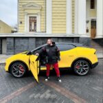 Valentin Petukhov Instagram - Небольшой отзыв о Lotus Eletre R+. Заавно, что покрывшийся пылью британский бренд вернули к жизни китайцы, а “eletre” в переводе с венгерского это «выживший». Электричка на 918 сил, которая хочет быть как Urus и Purosangue. В целом, на фоне многих китайских повозок даже неплохо смотрится. Сделано богато, карбона не жалели. Но у этой машины есть S версия на 600 сил с копеечкой и если уж брать за ~15 млн., то её.
