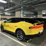 Valentin Petukhov Instagram - Небольшой отзыв о Lotus Eletre R+. Заавно, что покрывшийся пылью британский бренд вернули к жизни китайцы, а “eletre” в переводе с венгерского это «выживший». Электричка на 918 сил, которая хочет быть как Urus и Purosangue. В целом, на фоне многих китайских повозок даже неплохо смотрится. Сделано богато, карбона не жалели. Но у этой машины есть S версия на 600 сил с копеечкой и если уж брать за ~15 млн., то её.