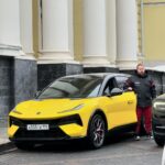 Valentin Petukhov Instagram - Небольшой отзыв о Lotus Eletre R+. Заавно, что покрывшийся пылью британский бренд вернули к жизни китайцы, а “eletre” в переводе с венгерского это «выживший». Электричка на 918 сил, которая хочет быть как Urus и Purosangue. В целом, на фоне многих китайских повозок даже неплохо смотрится. Сделано богато, карбона не жалели. Но у этой машины есть S версия на 600 сил с копеечкой и если уж брать за ~15 млн., то её.