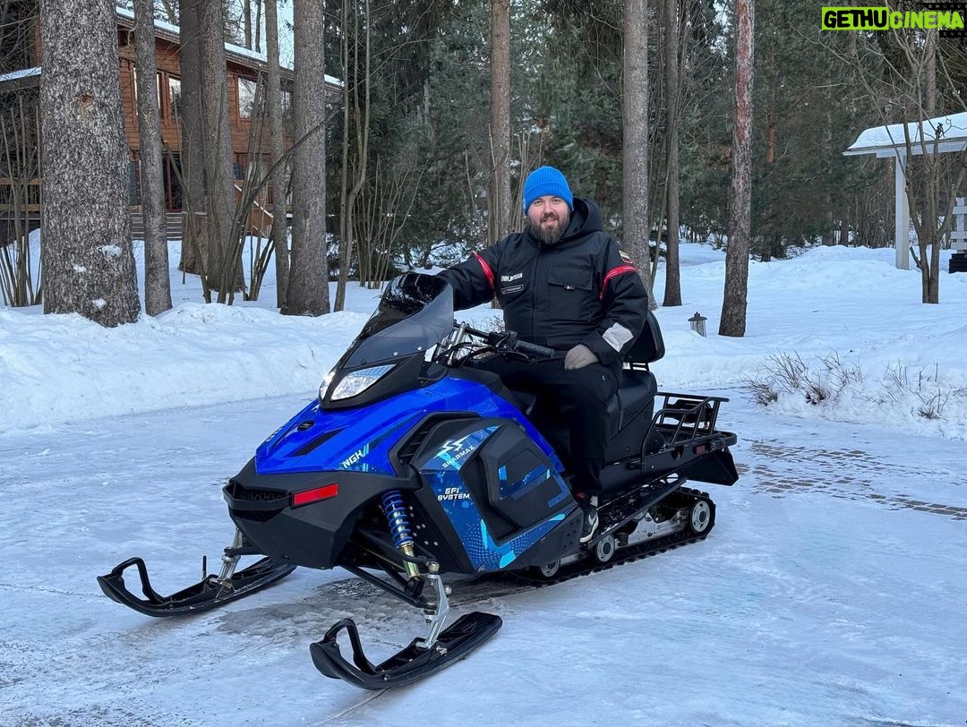 Valentin Petukhov Instagram - Подарил сыну, катаюсь сам. 😅 Хотя, не катается на самом деле никто, потому что в -25 нафиг надо.
