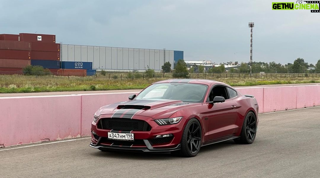 Valentin Petukhov Instagram - Экология, технологии, все это баловство. V8, задний привод и CarPlay. Больше ничего не надо.