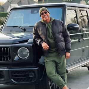 Valentin Petukhov Instagram - Представляете, выхожу утром, стоит @jcvd и говорит: «Валь, можно с геликом сфоткаться»? 
Ну я сфоткал, мне не жалко.