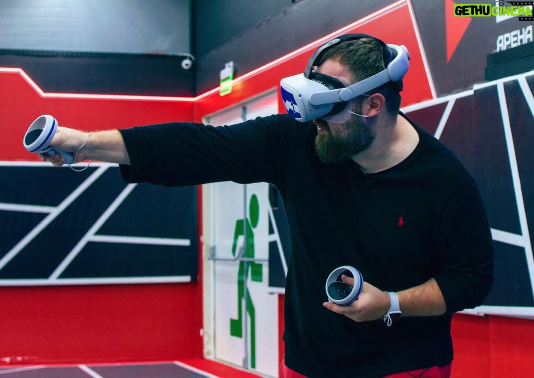Valentin Petukhov Instagram - Друзья, недавно мы побывали на Урале в VR-парке WARPOINT и остались под большим впечатлением. И решили провести для вас конкурс. Вместе с @warpoint.ru мы разыгрываем три сертификата по 15 000 рублей на арену виртуальной реальности и VR-шлем Oculus Quest 2! Условия максимально просты: ▫️Подпишитесь на @warpoint.ru и @wylsacom. ▫️Отмечайте друзей в комментариях (количество не ограничено). Ровно через две недели наши друзья из @warpoint.ru объявят имя счастливчиков, которых выберут с помощью рандомайзера. Удачи!