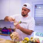 Valentin Roellinger Instagram - Demain 12h sur Youtube gros kebab maison 🥙 ! J’ai préparé une broche de 10kg 🤤🤤