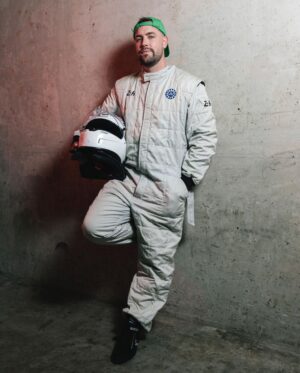 Valentin Roellinger Instagram - Dernière session d’entraînement ou j’aborde le numéro 8 😁 prochaine fois c’est le numéro 30 avec notre combi/casque et voiture aux couleurs de nos sponsors @oscaro_official et @zebet_fr j’ai super hâte !! 🏎💨