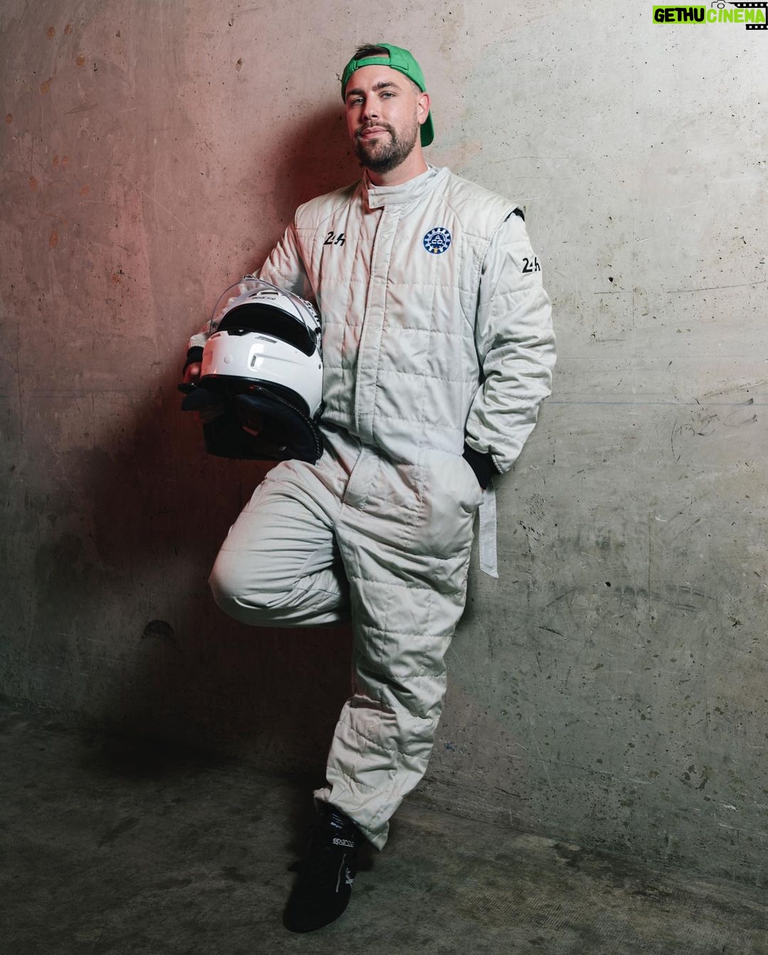 Valentin Roellinger - 90.3K Likes - Dernière session d’entraînement ou j’aborde le numéro 8 😁 prochaine fois c’est le numéro 30 avec notre combi/casque et voiture aux couleurs de nos sponsors @oscaro_official et @zebet_fr j’ai super hâte !! 🏎💨