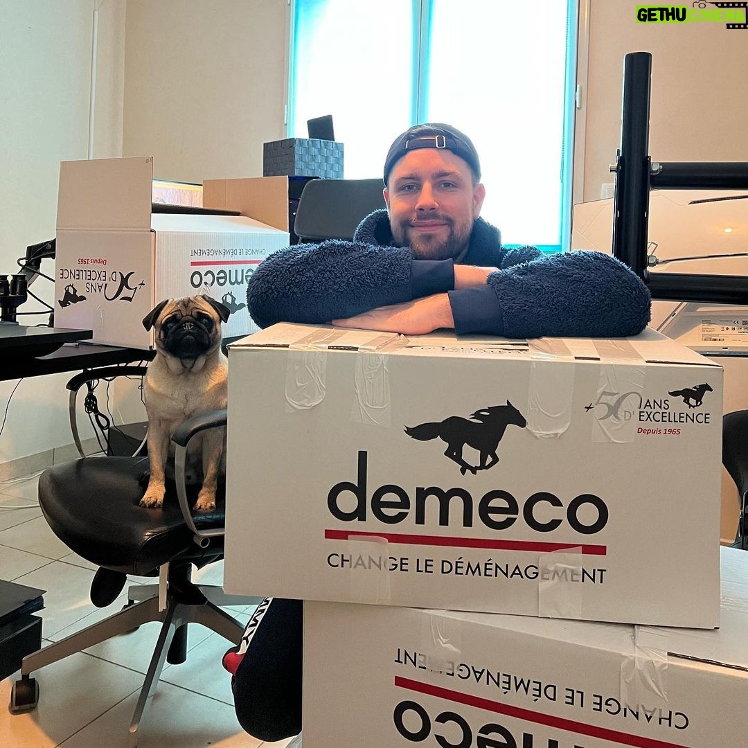 Valentin Roellinger - 101.3K Likes - Nouvelle vie 📦🔑🏠👨👩👦
Merci aux frérots de @demeco_fr pour l’aide sur ce déménagement ! C’était infaisable qu’à deux avec @pidi_meg surtout le siège massant qui pèse une tonne 😂