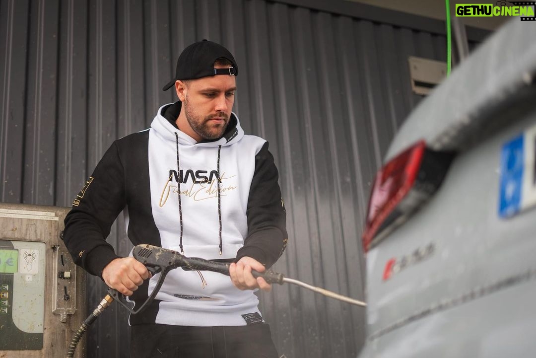 Valentin Roellinger - 96.9K Likes - Les potes pour les intéressés retrouvez ce sweat issu de la collab’ Final Club x Nasa en exclu sur La Boutique Officielle !
Dispo dès maintenant
@laboutiqueofficielle #finalclub