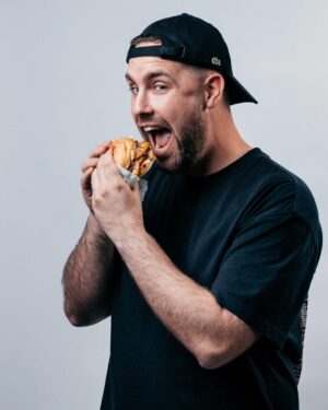 Valentin Roellinger Instagram - Les premiers restaurants @burgouzz ouvrent leurs portes ! Toutes les infos dans ma vidéo Youtube de 12h (j’suis pas en stress du tout 🥸)