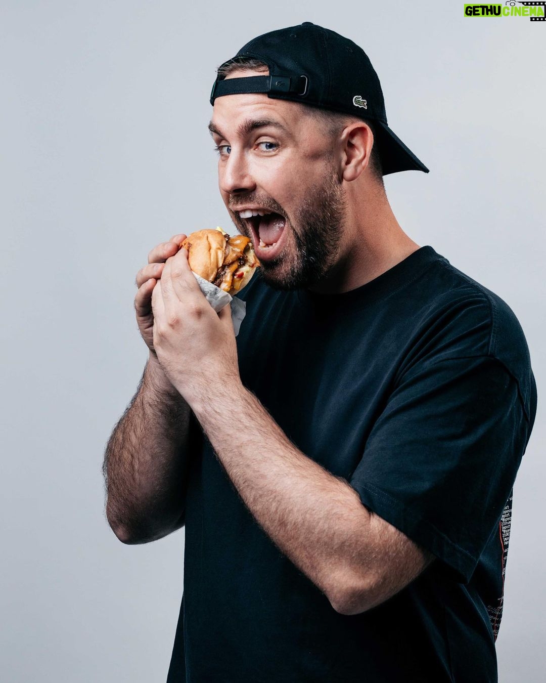 Valentin Roellinger - 127.2K Likes - Les premiers restaurants @burgouzz ouvrent leurs portes ! Toutes les infos dans ma vidéo Youtube de 12h (j’suis pas en stress du tout 🥸)