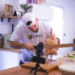 Valentin Roellinger Instagram - Demain 12h sur Youtube gros kebab maison 🥙 ! J’ai préparé une broche de 10kg 🤤🤤
