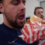 Valentin Roellinger Instagram - Quoi de mieux qu’une top compo @ubereats_fr pour se régaler entre amis devant un match des Bleus ? Alleeeeeezzz... Pour vous, c’est quoi #LaCompoUberEats parfaite pour ce soir ? Le code ‘VALOUZZ’ vous offre 10€ de réduction à partir de 25€ ! Actif du 16/10 au 18/12 ! Régalez-vous !!!!