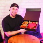 Valentin Roellinger Instagram - La vidéo sur le @burgouzz Saint-Valentin c’est demain à 12h ❤️🍔