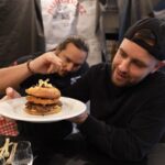 Valentin Roellinger Instagram - À la base ça part d’une blague à cause du « meme » autour du prix des @burgouzz La blague s’est transformée en défi juste pour voir ce que ça donnerait de travailler qu’avec des produits prestige 😂 Maintenant il est en vente à 130€ pour les plus audacieux 🍔