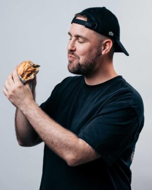 Valentin Roellinger Instagram - Les premiers restaurants @burgouzz ouvrent leurs portes ! Toutes les infos dans ma vidéo Youtube de 12h (j’suis pas en stress du tout 🥸)