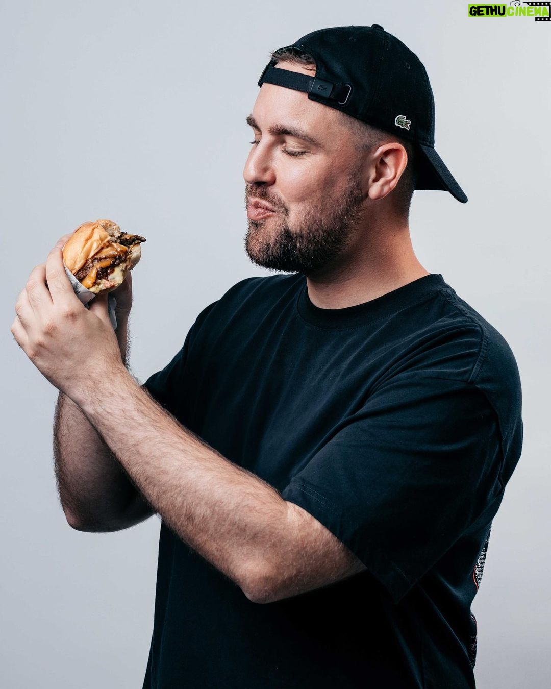 Valentin Roellinger - 127.2K Likes - Les premiers restaurants @burgouzz ouvrent leurs portes ! Toutes les infos dans ma vidéo Youtube de 12h (j’suis pas en stress du tout 🥸)