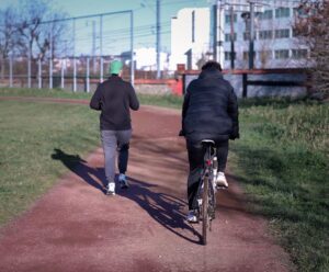 Valentin Roellinger Instagram - Ce mois-ci je me suis lancé un défi personnel de me mettre à courir sérieusement pendant un mois pour voir jusqu'où mon corps était capable de m'emmener ! Un énorme merci à @hiprofrance pour leur confiance, de m'avoir accompagné pendant toute la durée de ce challenge et à mon coach @allan_basset d'avoir cru en moi dès le début pour me surpasser et atteindre mon objectif. Je suis super fier du résultat, MERCI ❤️ !
La vidéo est disponible sur ma chaine Youtube : VALOUZZ allez tcheck elle vaut le coup 🫡