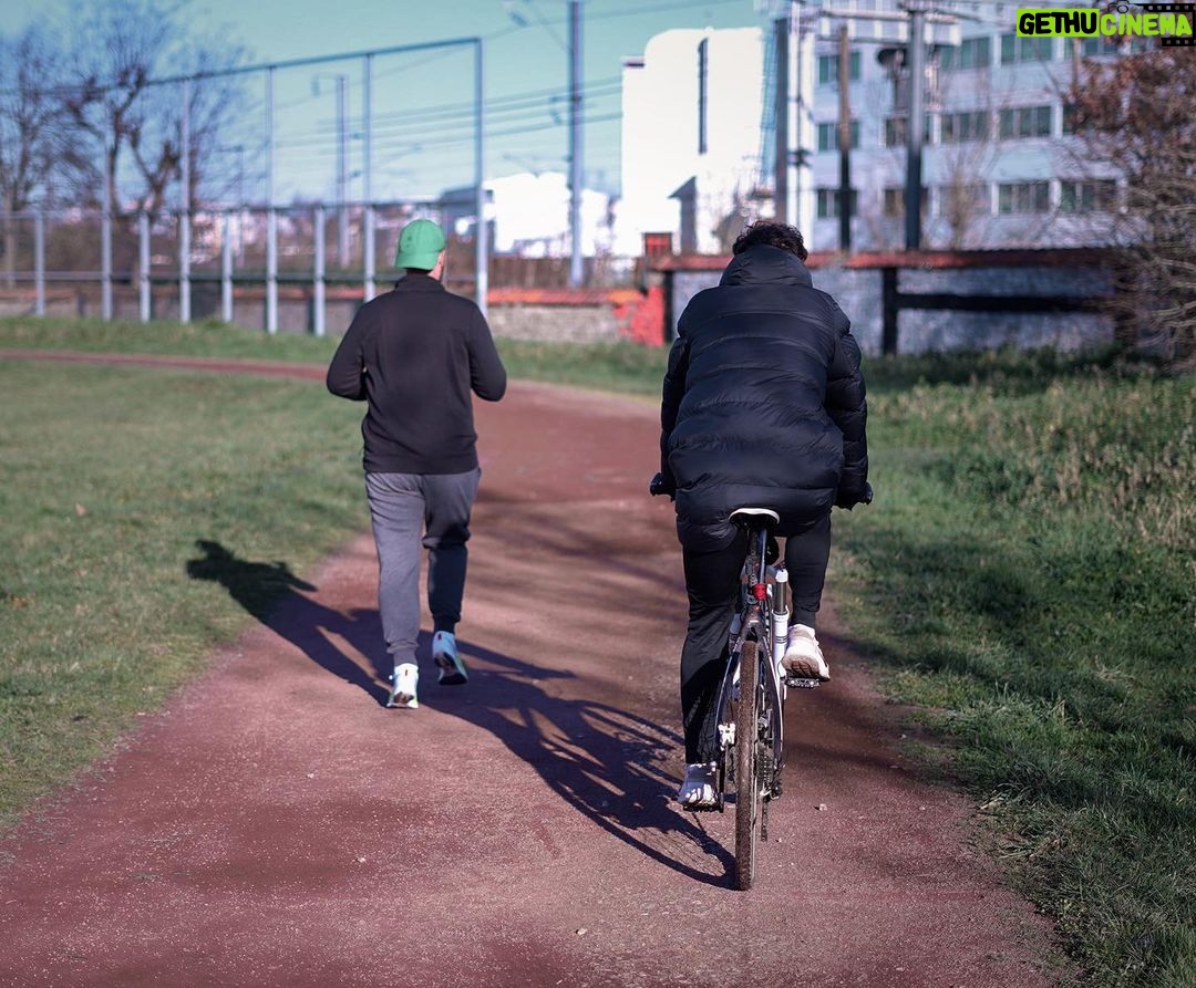 Valentin Roellinger - 113.1K Likes - Ce mois-ci je me suis lancé un défi personnel de me mettre à courir sérieusement pendant un mois pour voir jusqu'où mon corps était capable de m'emmener ! Un énorme merci à @hiprofrance pour leur confiance, de m'avoir accompagné pendant toute la durée de ce challenge et à mon coach @allan_basset d'avoir cru en moi dès le début pour me surpasser et atteindre mon objectif. Je suis super fier du résultat, MERCI ❤️ !
La vidéo est disponible sur ma chaine Youtube : VALOUZZ allez tcheck elle vaut le coup 🫡