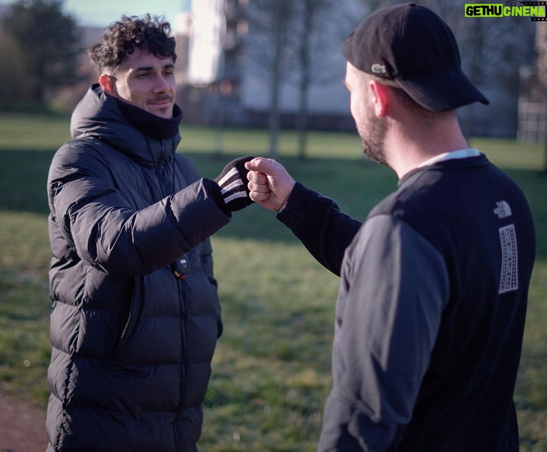 Valentin Roellinger - 113.1K Likes - Ce mois-ci je me suis lancé un défi personnel de me mettre à courir sérieusement pendant un mois pour voir jusqu'où mon corps était capable de m'emmener ! Un énorme merci à @hiprofrance pour leur confiance, de m'avoir accompagné pendant toute la durée de ce challenge et à mon coach @allan_basset d'avoir cru en moi dès le début pour me surpasser et atteindre mon objectif. Je suis super fier du résultat, MERCI ❤️ !
La vidéo est disponible sur ma chaine Youtube : VALOUZZ allez tcheck elle vaut le coup 🫡