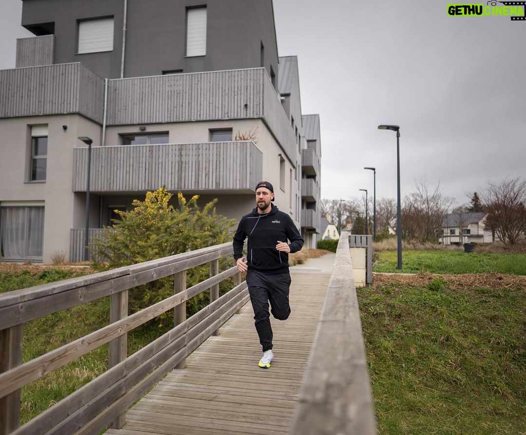 Valentin Roellinger - 113.1K Likes - Ce mois-ci je me suis lancé un défi personnel de me mettre à courir sérieusement pendant un mois pour voir jusqu'où mon corps était capable de m'emmener ! Un énorme merci à @hiprofrance pour leur confiance, de m'avoir accompagné pendant toute la durée de ce challenge et à mon coach @allan_basset d'avoir cru en moi dès le début pour me surpasser et atteindre mon objectif. Je suis super fier du résultat, MERCI ❤️ !
La vidéo est disponible sur ma chaine Youtube : VALOUZZ allez tcheck elle vaut le coup 🫡