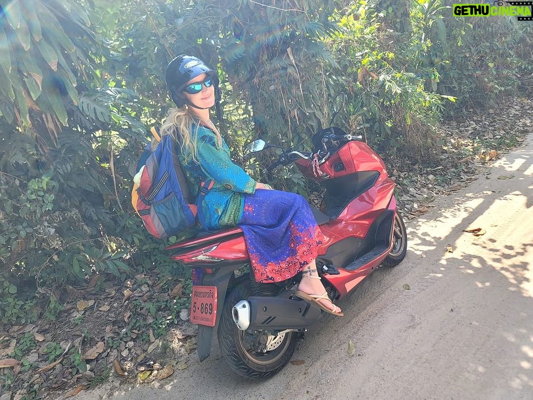 Valentina Shevchenko Instagram - Samui Island 🌴☀️🥥👊🐠🧜🏻♀️ #CoconutIsland Continue my #Thai Car 🚘 journey 🥰 Koh Samui Island, Thailand