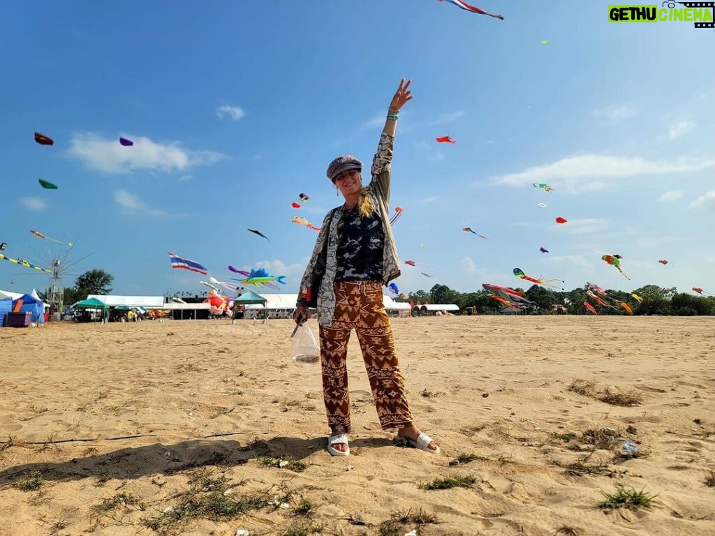 Valentina Shevchenko Instagram - Casually drew to the most amazing #Kite 🪁 festival 🥰 Thailand