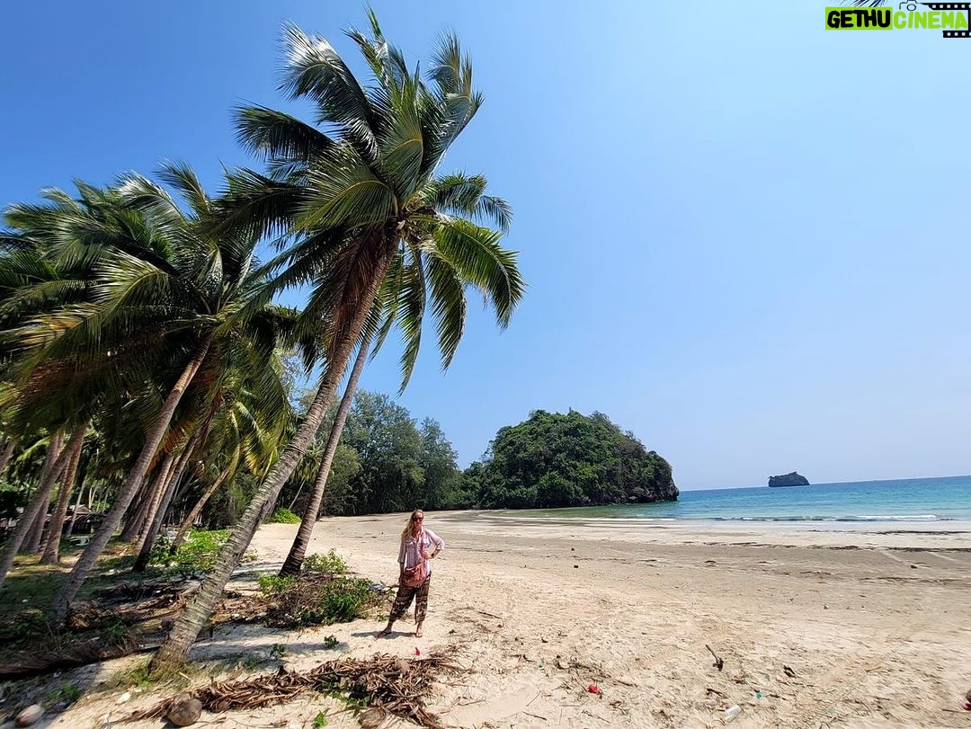 Valentina Shevchenko Instagram - Driving along East coast of Thailand 🚘☀️🌴🥥🍍🌊🐠