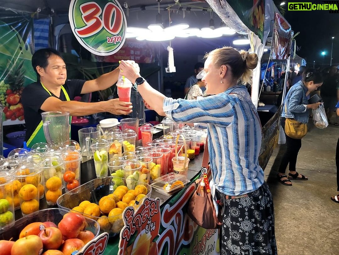 Valentina Shevchenko Instagram - Driving along East coast of Thailand 🚘☀️🌴🥥🍍🌊🐠
