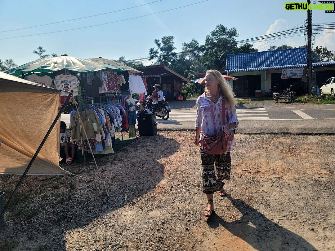 Valentina Shevchenko Instagram - Driving along East coast of Thailand 🚘☀️🌴🥥🍍🌊🐠