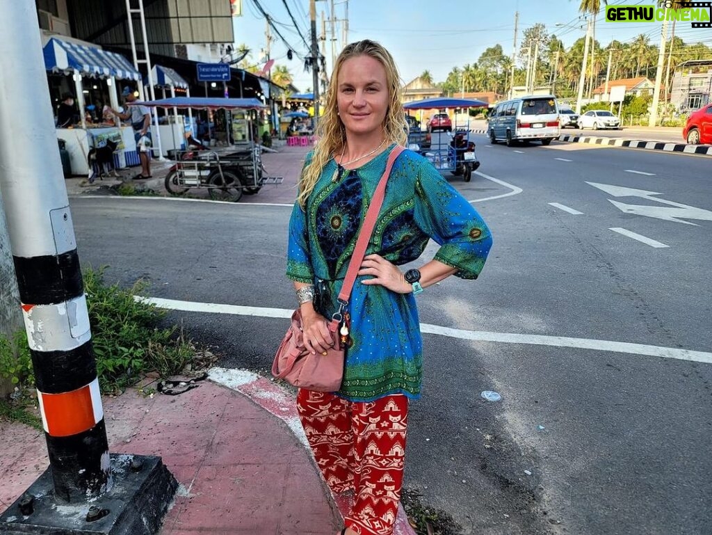Valentina Shevchenko Instagram - Driving along East coast of Thailand 🚘☀️🌴🥥🍍🌊🐠