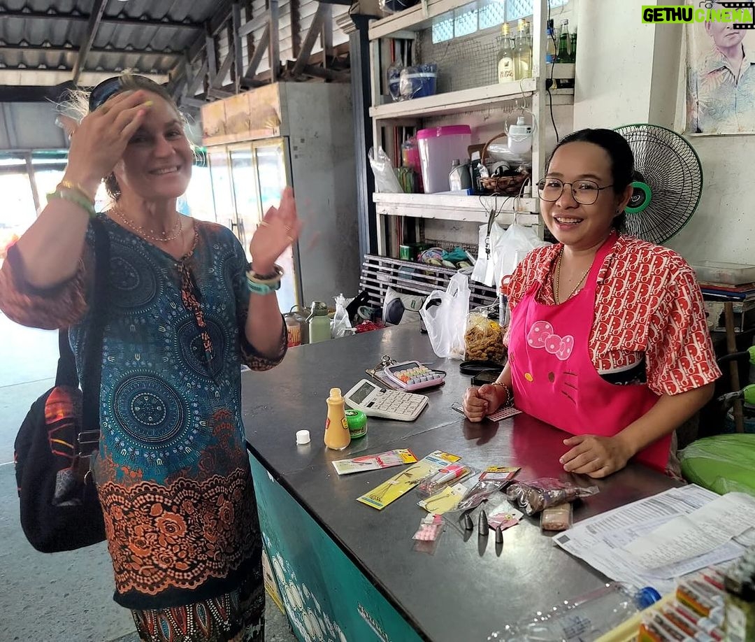 Valentina Shevchenko Instagram - Putting #Tanakah 🪵 in case #sunscreen doesn’t work properly 😅 Thailand