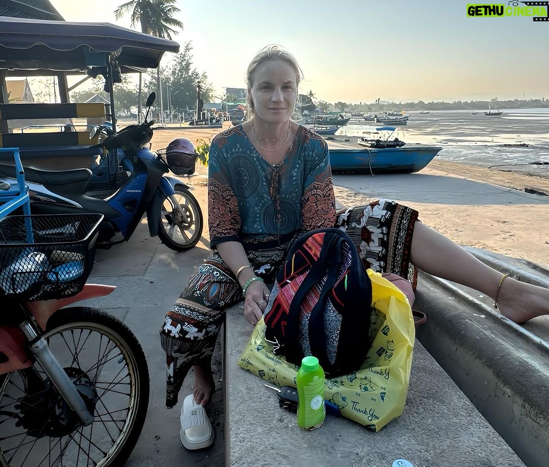 Valentina Shevchenko Instagram - Putting #Tanakah 🪵 in case #sunscreen doesn’t work properly 😅 Thailand