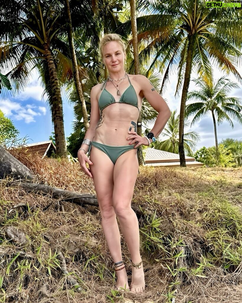 Valentina Shevchenko Instagram - Tropical 🌴☀️✨🐠🌴 #Thailand #Travel #Exploring #Provinces #Driving #Bullet #UFC #MMA #Fighter #Muaythai หาดเขาหลัก