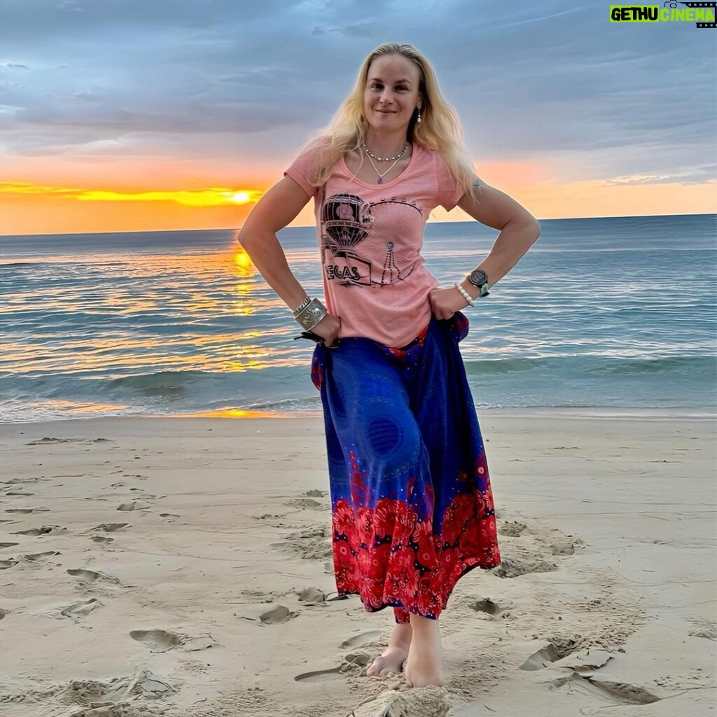 Valentina Shevchenko Instagram - Sunset on the beach 🌴✨🐠☀️ #RoadTrip #Thailand #Travel #Exploring #Sunset #Beach