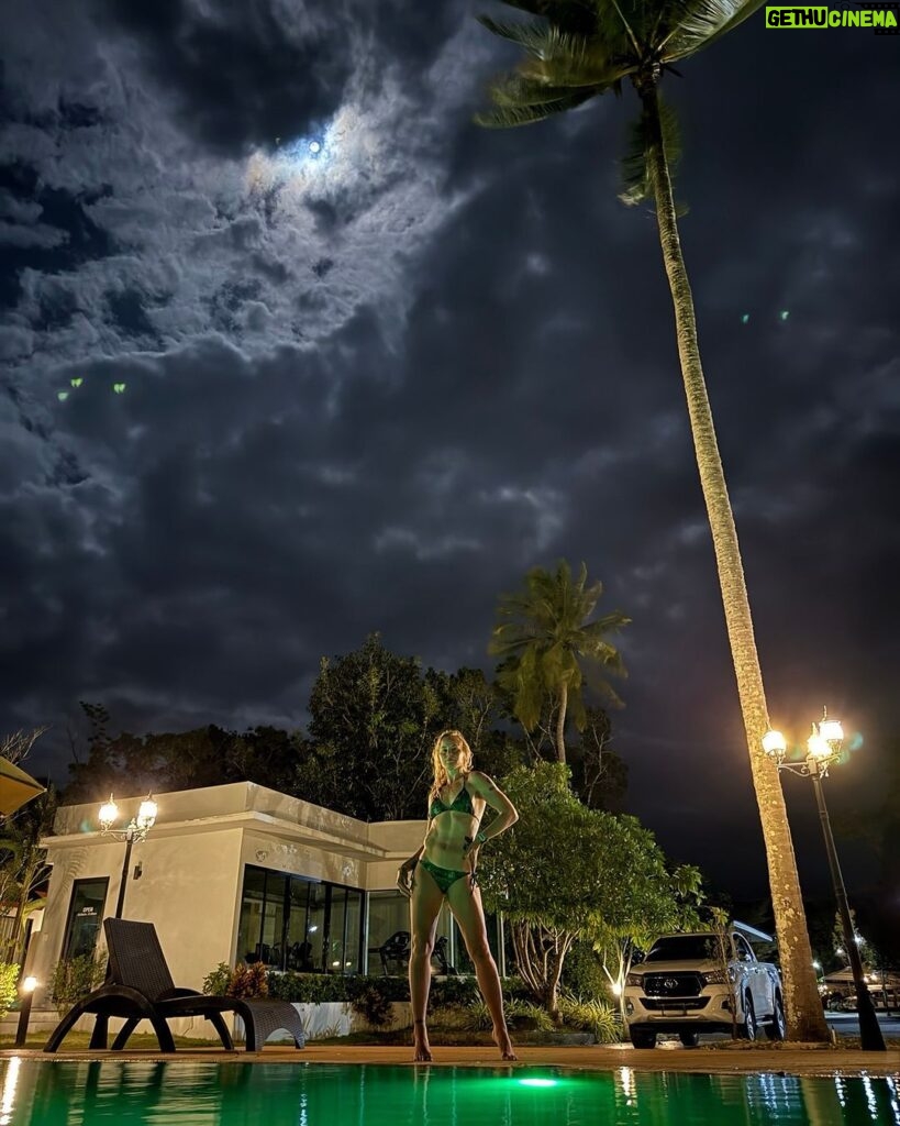 Valentina Shevchenko Instagram - Swimming at night under the full moon 🌕 🏝️✨🇹🇭🐠☀️ #Thailand #FoolMoon #Travel #Night #Sky