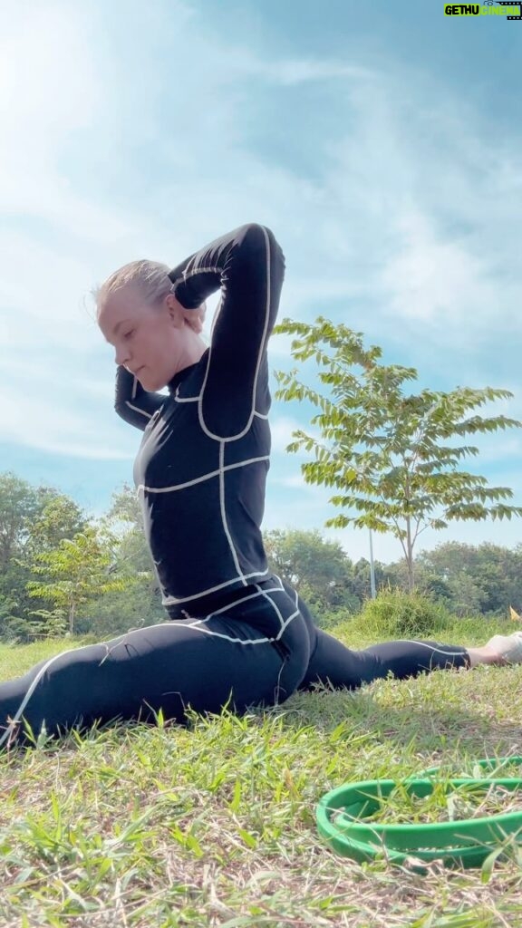 Valentina Shevchenko Instagram - Stretching at the end of any workout is must do! 👊👊👊 Rocking workout clothing powered by gorgeous halleberry x @sweatybetty 💪💪💪 #Thailand #nature #workout #mmatraining #stretching #ufc #fighter #athlete Phuket, Thailand