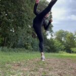Valentina Shevchenko Instagram - Should be a dance move ? 😄 💃 🎵 #mma #nature #workout #thailand #island #ufc #fightet #mmatraining #bullet Phuket, Thailand